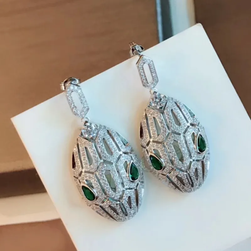 Orecchini pendenti di design con testa di cobra verde per donna Placcato in oro 18 carati Designer di marca di gioielli di lusso di altissima qualità con scatola 012