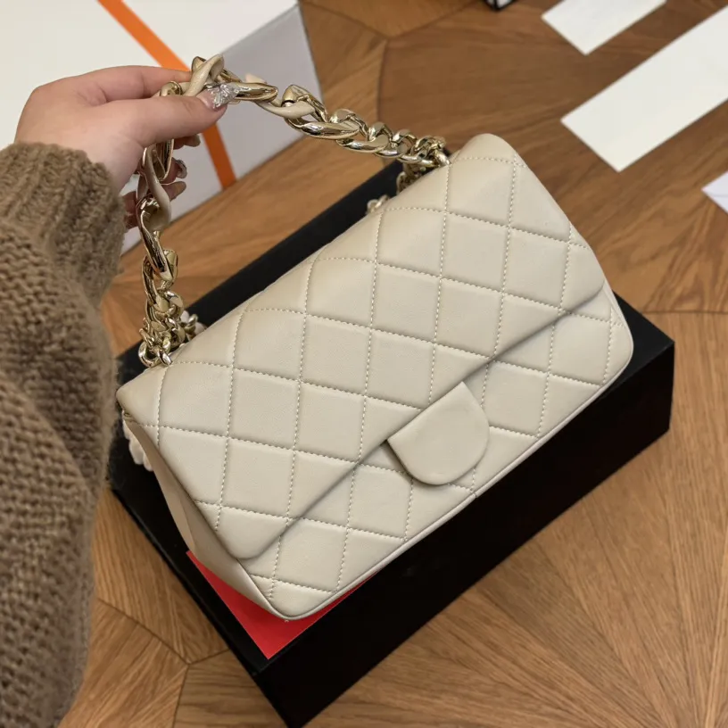 Kadın kuzu derisi klasik tek kapak kapitonlu çantalar kalın zincir sapı ghw crossbody omuz çanta, sırt torbası ile kilit kilit siyah beyaz 24x14cm