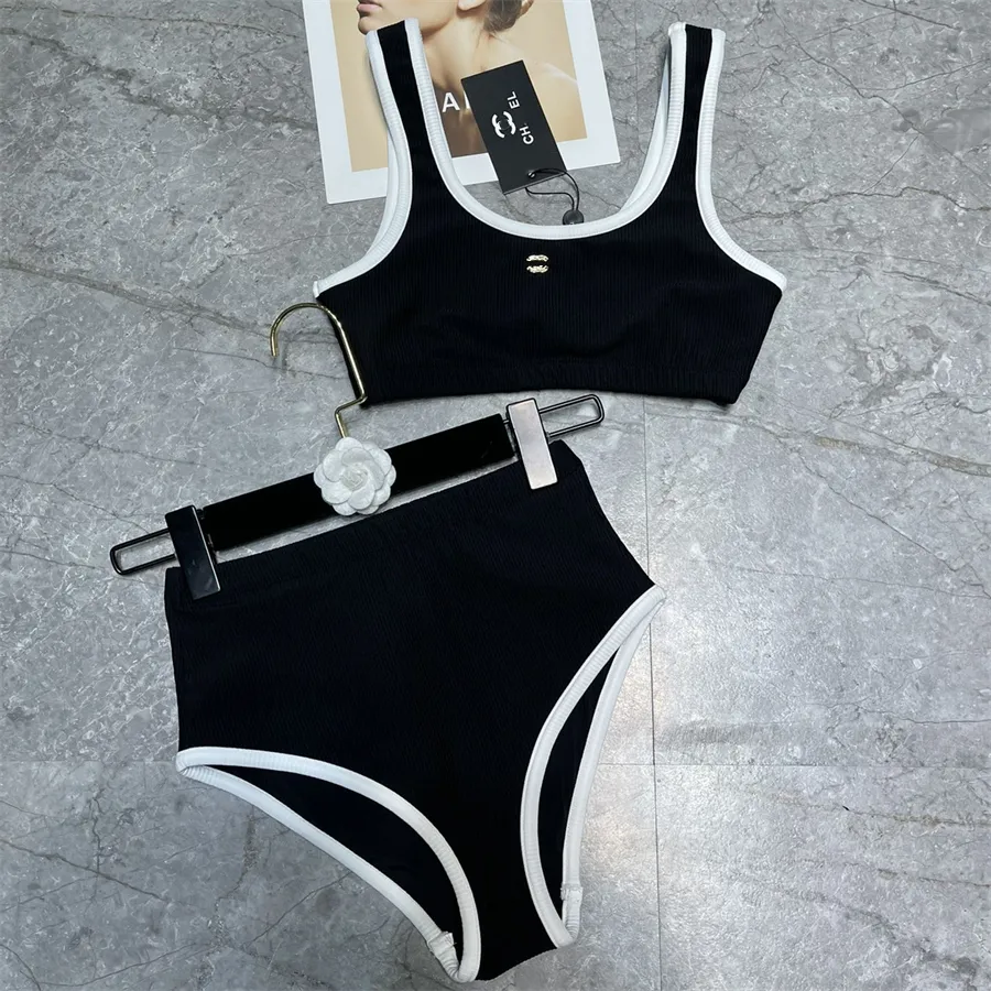 Costume da bagno bikini da donna di design nero set da spiaggia sexy classico pantalone a triangolo con canotta in puro cotone a contrasto con lettere adesive in metallo