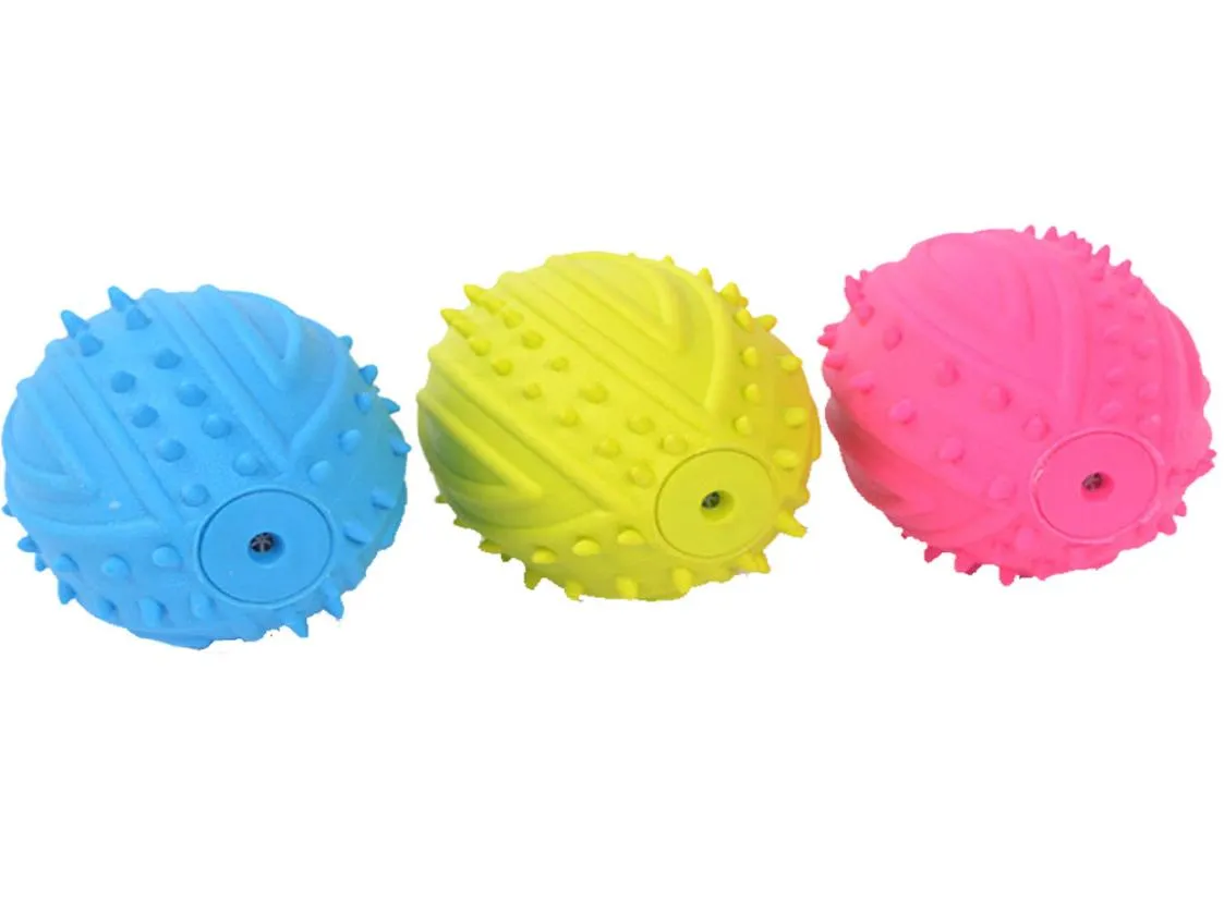 Giocattoli da masticare striduli per cani Palla di gomma Calcio Rugby Giocattoli squeaker Palline di gomma Colori vari2300424