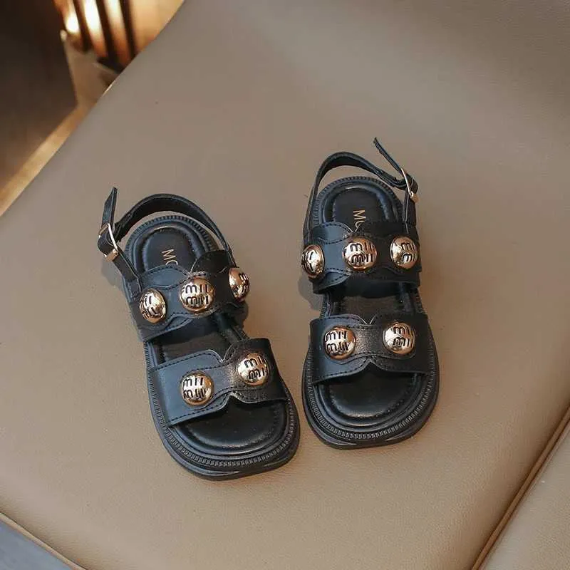 Sandálias 2024 meninas novas sandálias de verão princesa moda botão romano sapatos legal crianças rebite decoração sandálias verão j240228