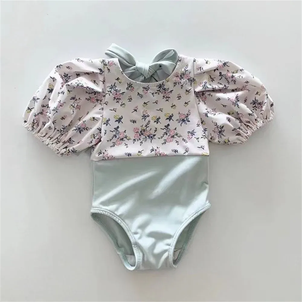 Uppsättningar 2023 Koreanska söta barnflickans baddräkt Flower Princess Girls Bikini Set +Hat Toddler Baby Summer Bathing Suit