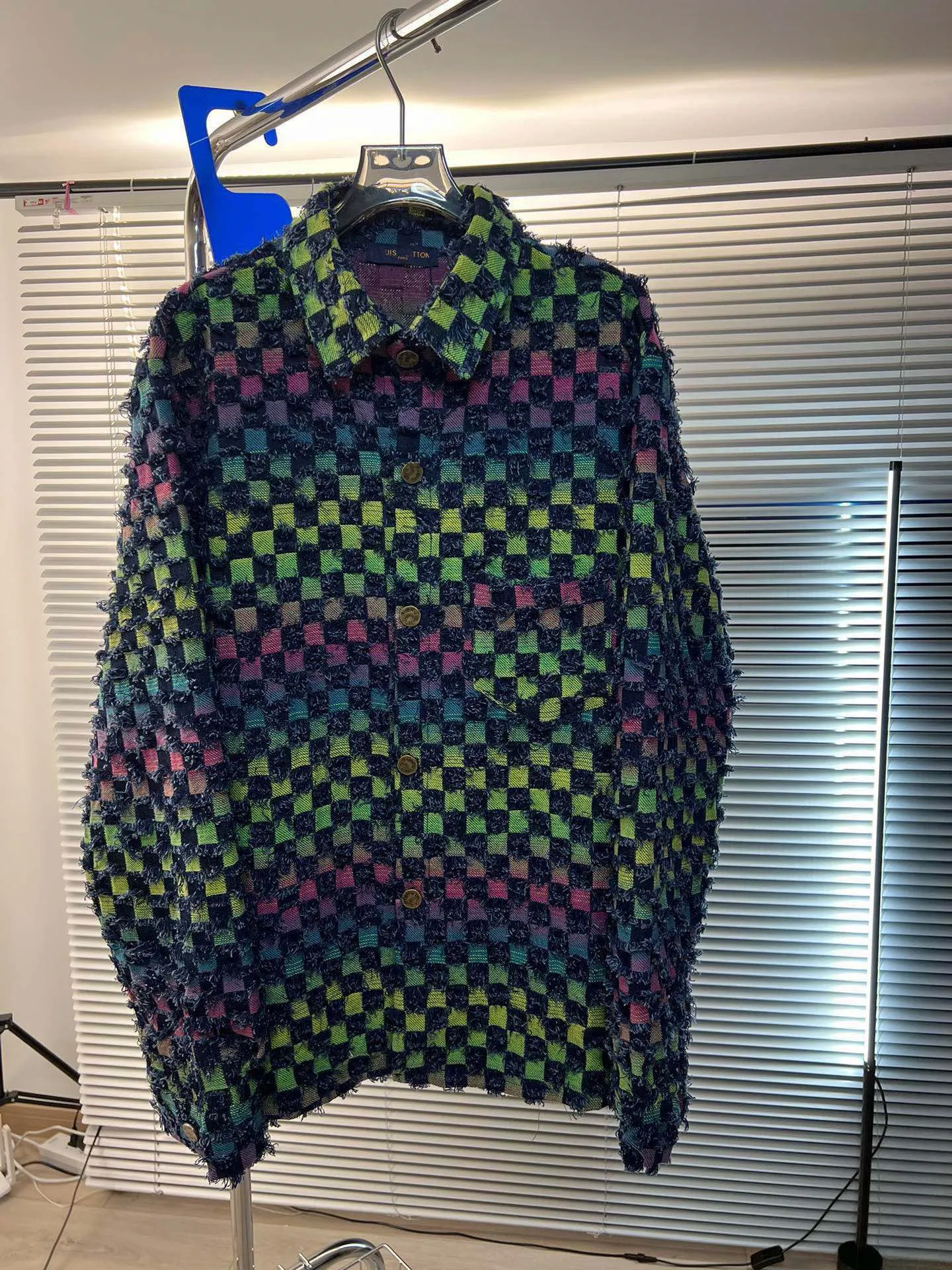 Män och momen vår- och höstens lapel 23SS Autumn/Winter New Chessboard Denim Jacquard Shirt Jacket Pocket Pocket Coats Shirt Trench Coat