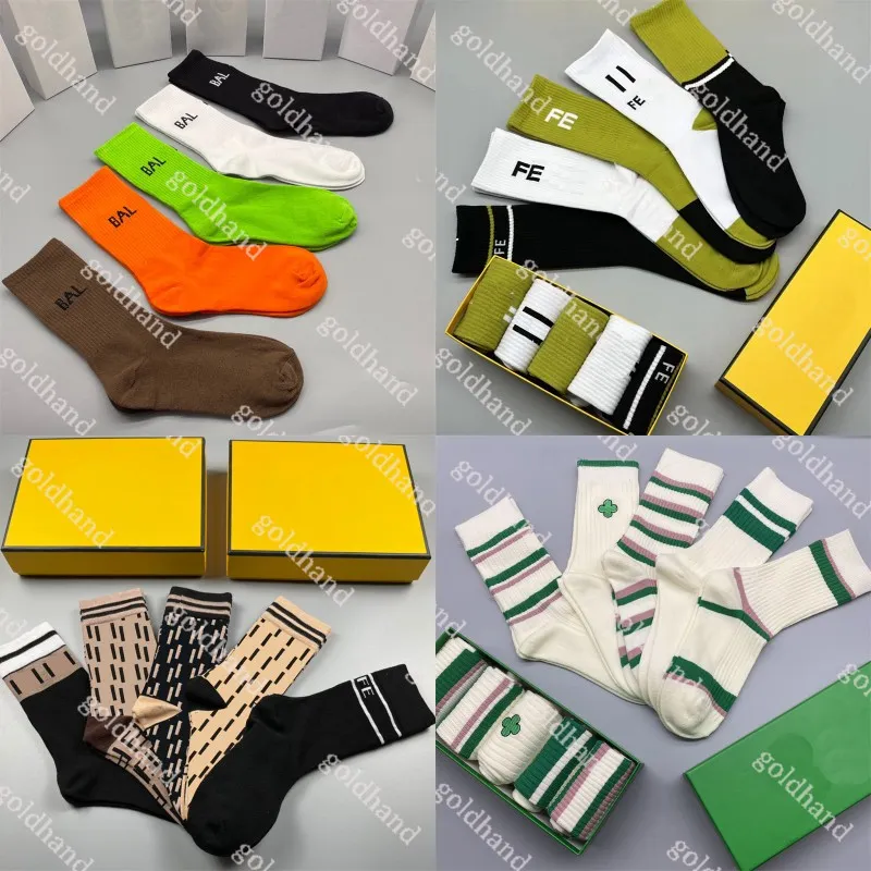 2024 New Mens Socks Casual Breathable Stocking Five Pairs Designer Letter Embroidery Socks