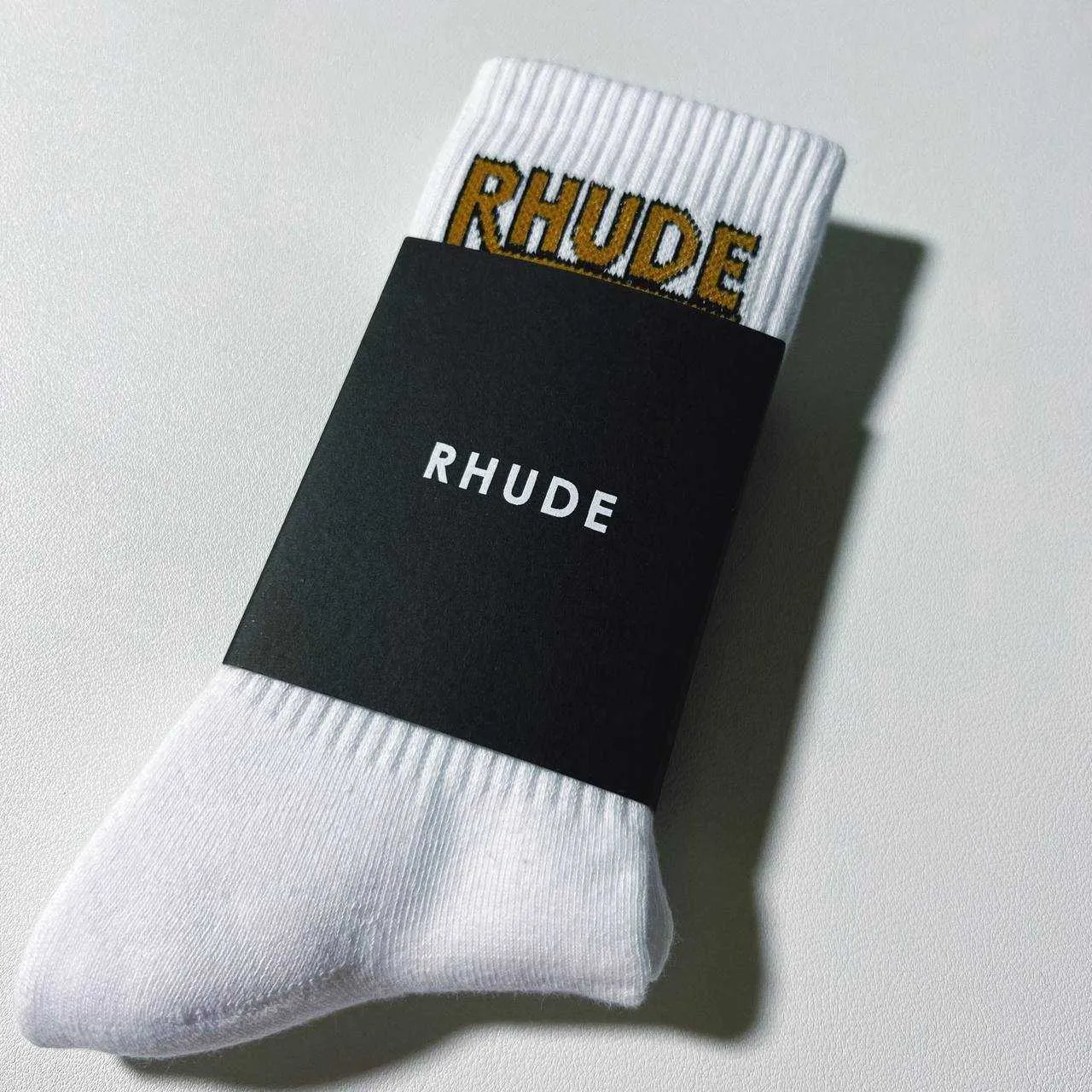 Chaussettes de rhude lettre simple de haute qualité coton européen américain des chaussettes de tendance de rue américaines hommes et femmes chaussettes à aiguille chaleureuse et confortable couple couple intube so 02b0