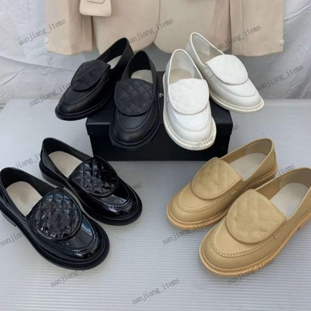 Designerskie mokasyny damskie buty buty płasko -pikowana klapa obrotu Buty designerskie 2024 Sprężyna luksusowa klamra z łańcuchem Pearl Moccasin Sandals Beige Black Kolor