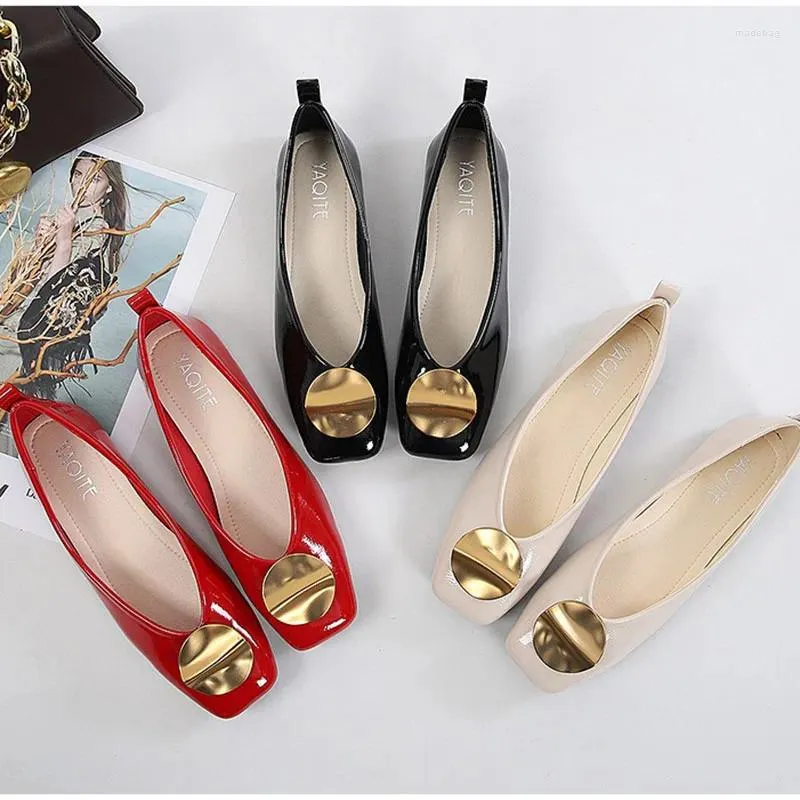Chaussures décontractées 2024 Mode Printemps Femme Square Toe Kawaii Métal Lady Rouge Cuir Barefoot Appartements Ajustement Noir Designer Party Mary Jane