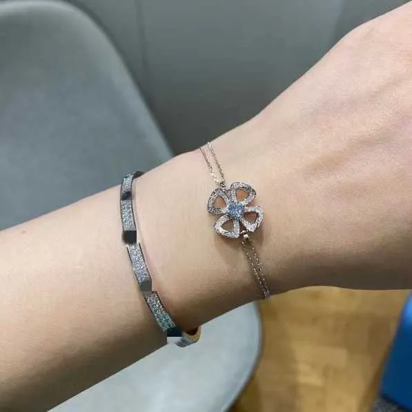 Diseñador de marca Carter Precision Edition Pulsera estrella de la estrella de cielo completo con dos filas de destornilladores de diamantes de moda y versátiles para mujeres que no se desvanecen con logotipo