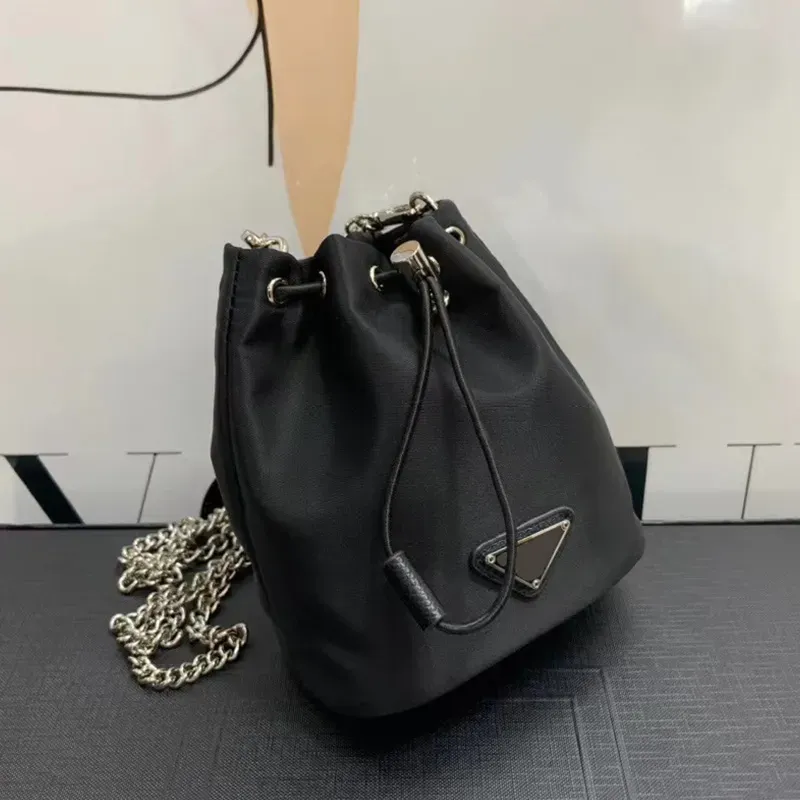 Nytt mode lyx varumärke man kvinnor axelväska hink designer nylon tote mini tote liten lyx lång kedja crossbody handväska designer väska