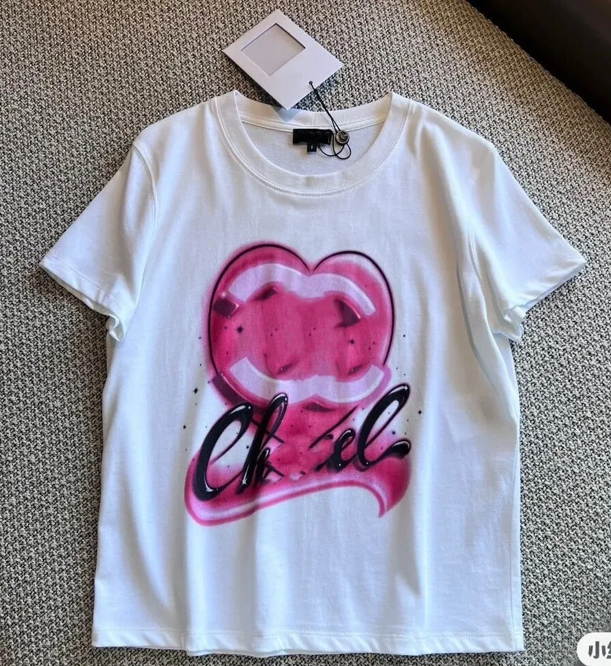 Designer högkvalitativa kärleksbrev tryckt bomulls kort ärm t-shirt graffiti 24 ny mode märke rund hals för män och kvinnor par