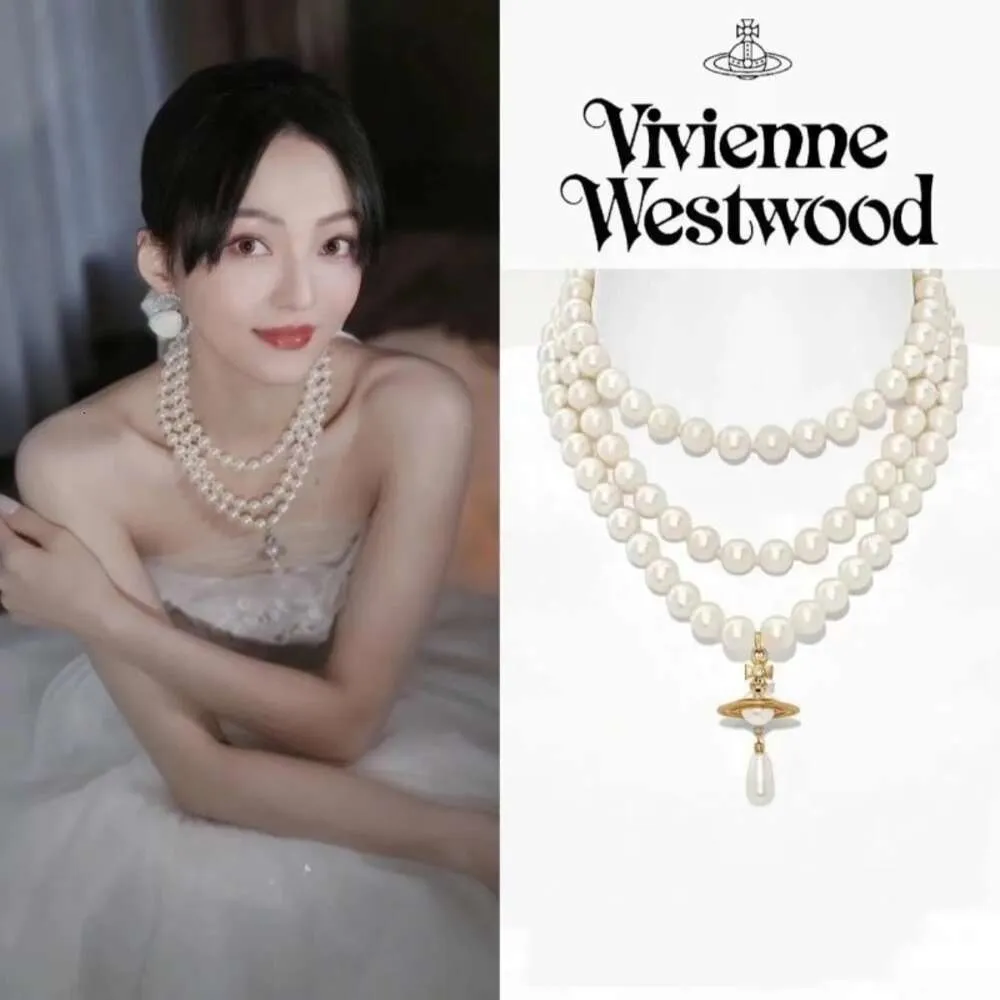 La collana di design Neckalce Viviennr Westwoods a tre strati con gocce d'acqua di perle è una catena tridimensionale alla moda con clavicola di Saturno che è popolare