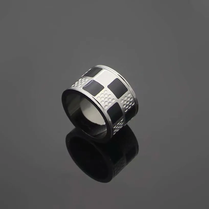 Europa Amerika Mode Stil Ringe Männer Dame Frauen Schwarz Silber-farbe Metall Gravierte V Initialen Plaid Liebhaber Ring Größe US6-US9298h