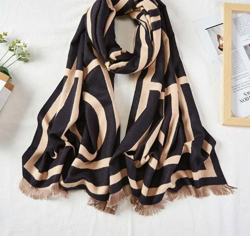 Storlek Kvinnor tryckt broderi Scarf Silk Winter Print Foulard Satin Square Head Scarves Women Luxury Designer Shawls Ship2381665