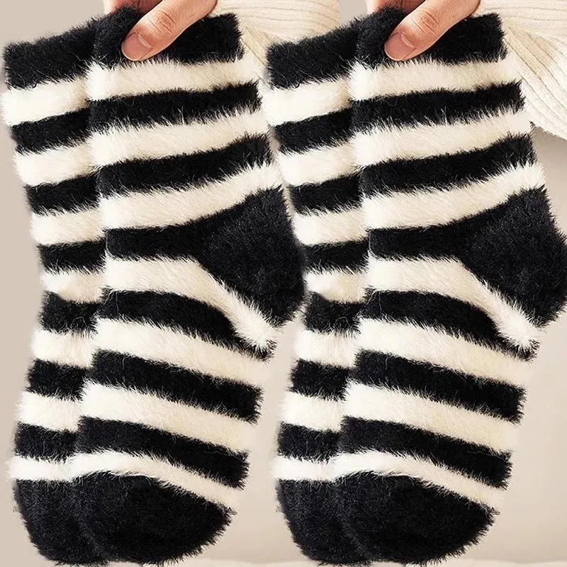 Chaussettes coréennes pour femmes, automne hiver, rayées, peluche épaisse, mignon, velours de vison, joli Harajuku, blanc, noir, chaud, Super doux, sol de la maison