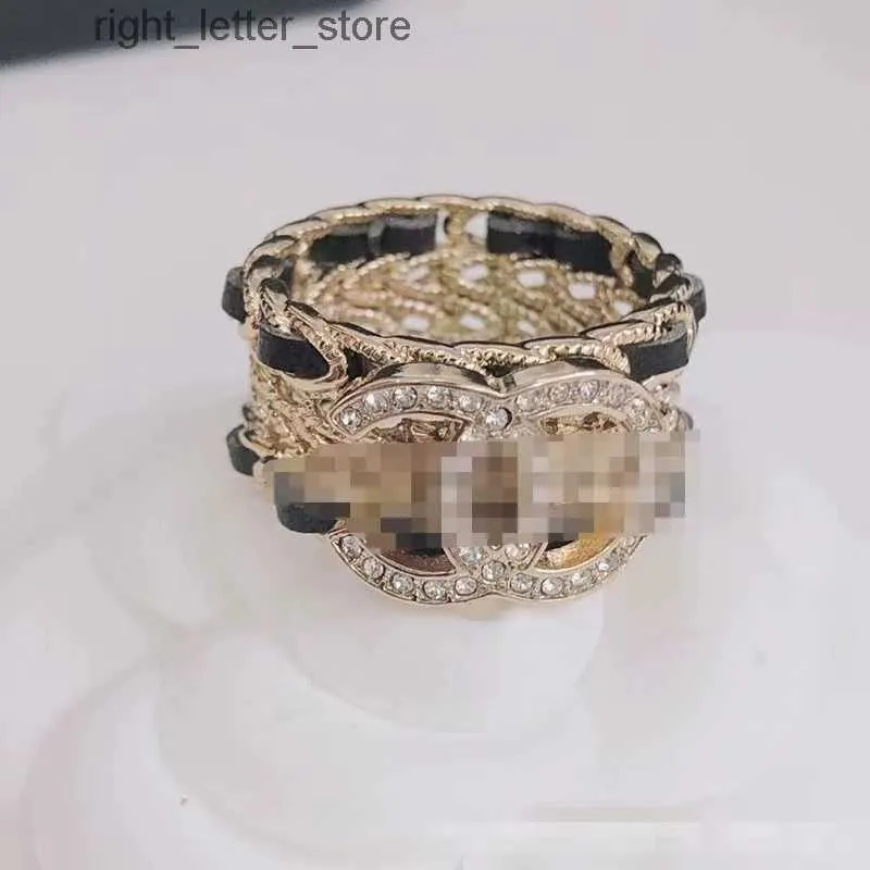 Anelli Non tramonterà mai Anello con lettera di marca Ottone placcato oro Anelli aperti in rame Stilista di lusso Anello con perla di cristallo per regali di gioielli da sposa da donna 240229