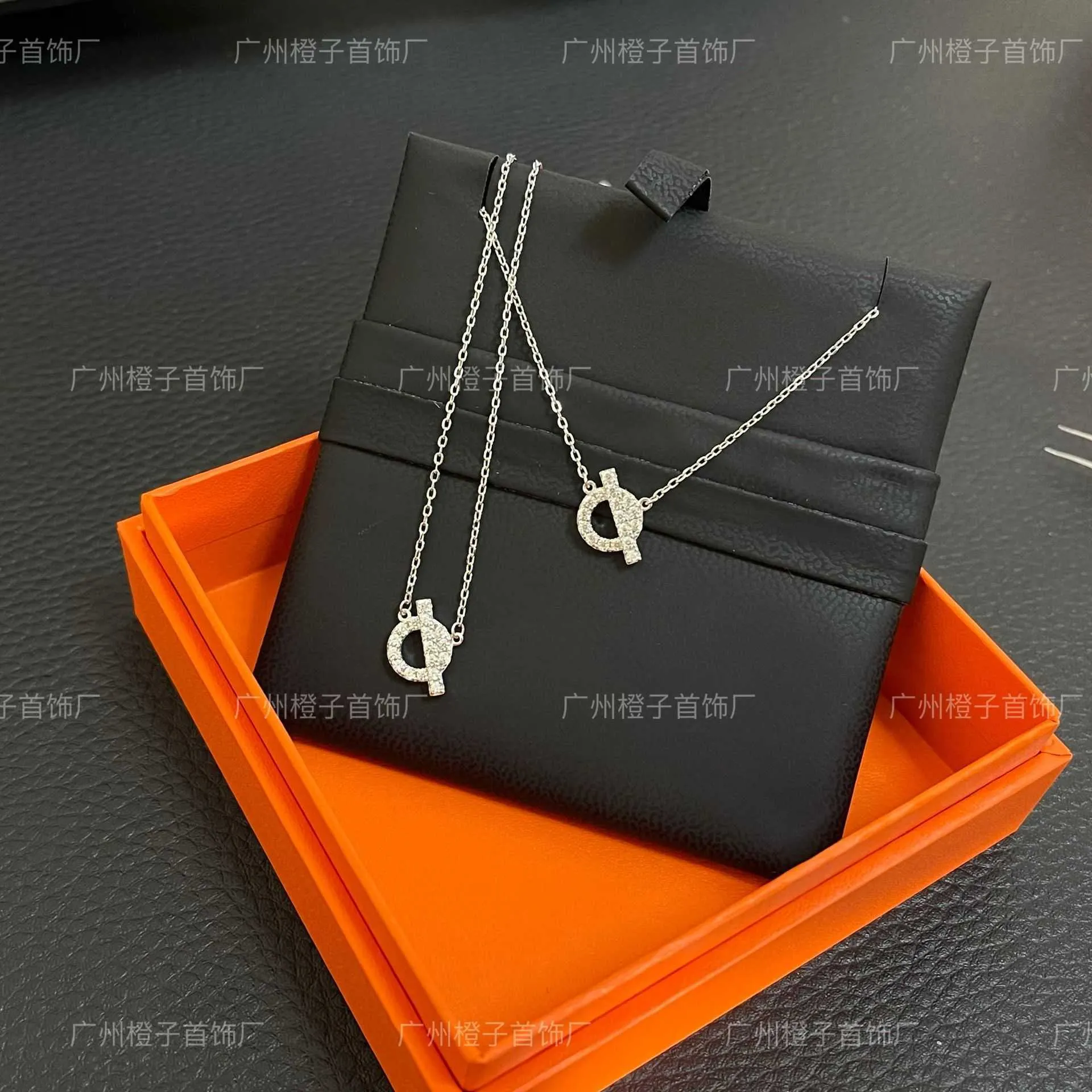 V Guld Small Q -halsband Kvinnor Full Diamond Pig Nose Pendant Simple and Elegant Letter Collar Chain