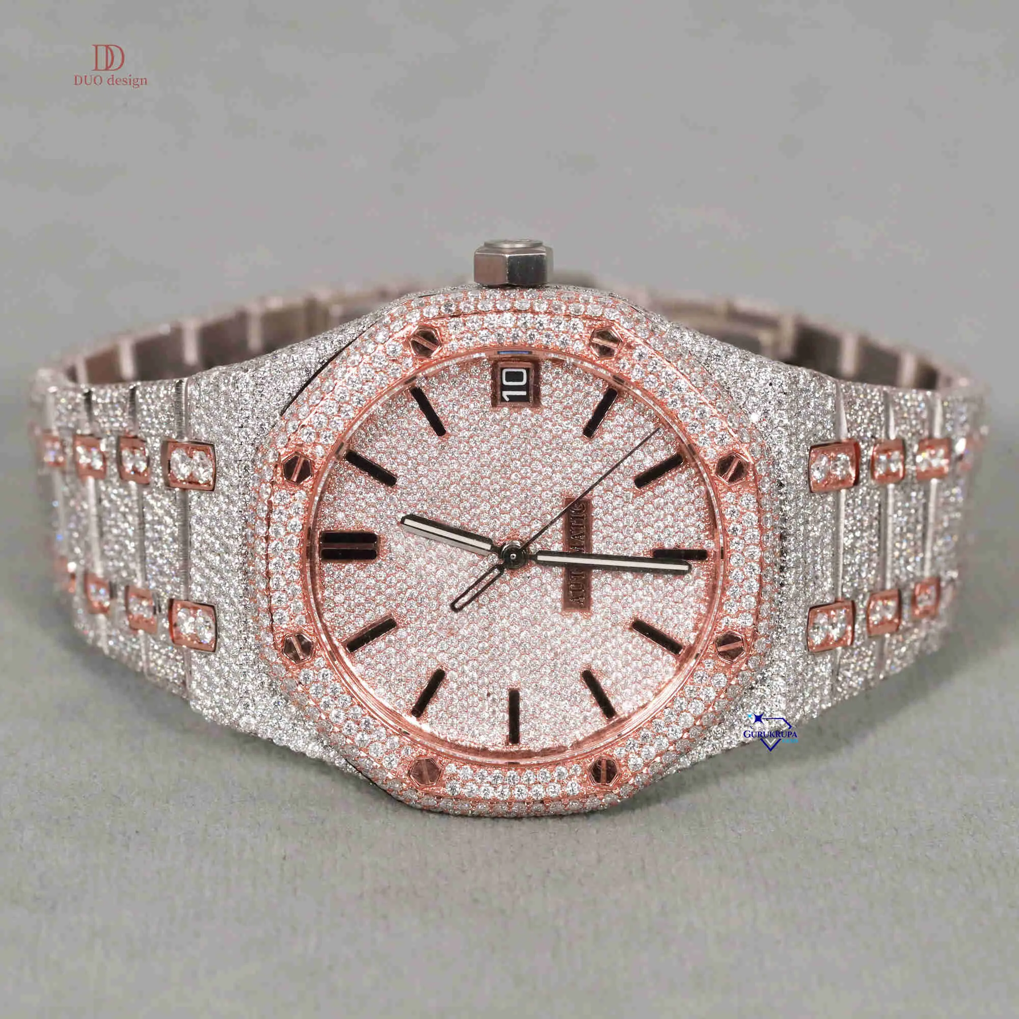 Relógio de luxo feito com diamantes de moissanita que passa no teste de diamante e a moldura deste relógio é de alta qualidade