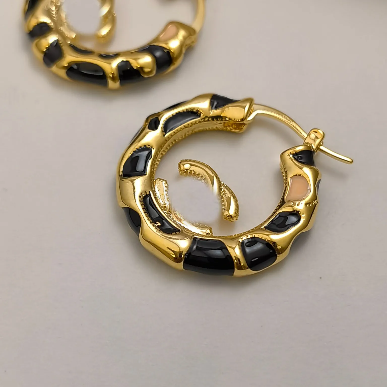 High-end okrągły projektant kolczyków na uszach 18k złota platowana miedziana cukierki kolorowe kolczyki moda marka marki listu perłowy damski biżuteria ślubna prezenty