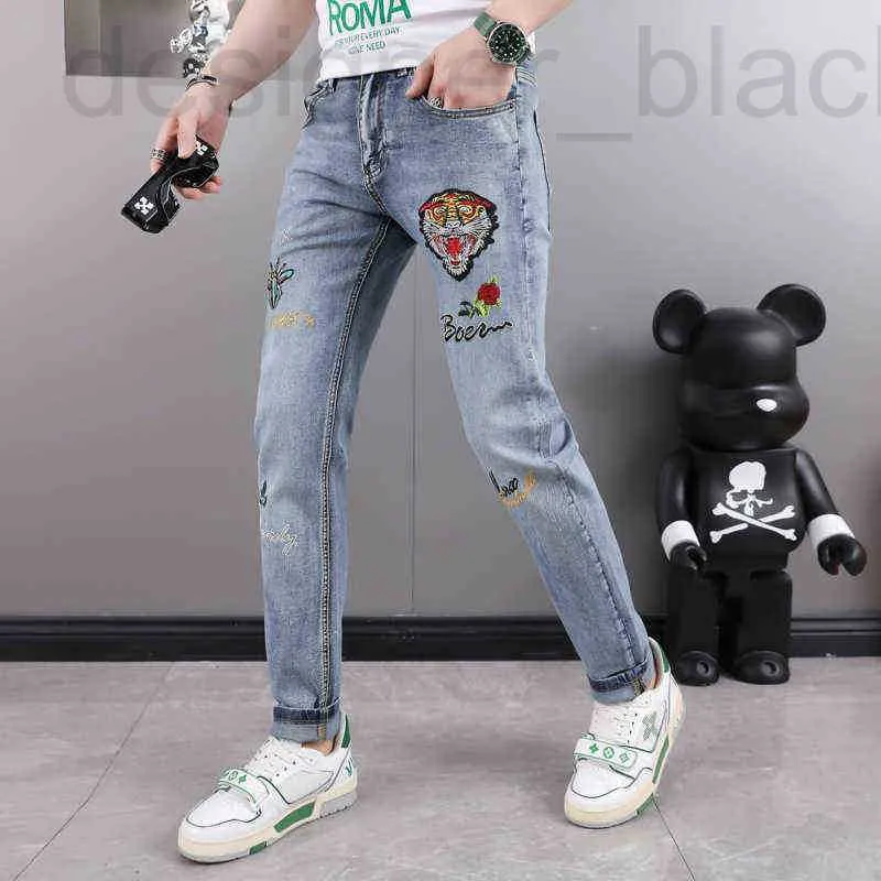 Designer Jeans pour hommes Mode Marque européenne Brodé Version coréenne Couleur claire Slim Fit Petit pied Tendance Casual Pantalon élastique polyvalent 24SS