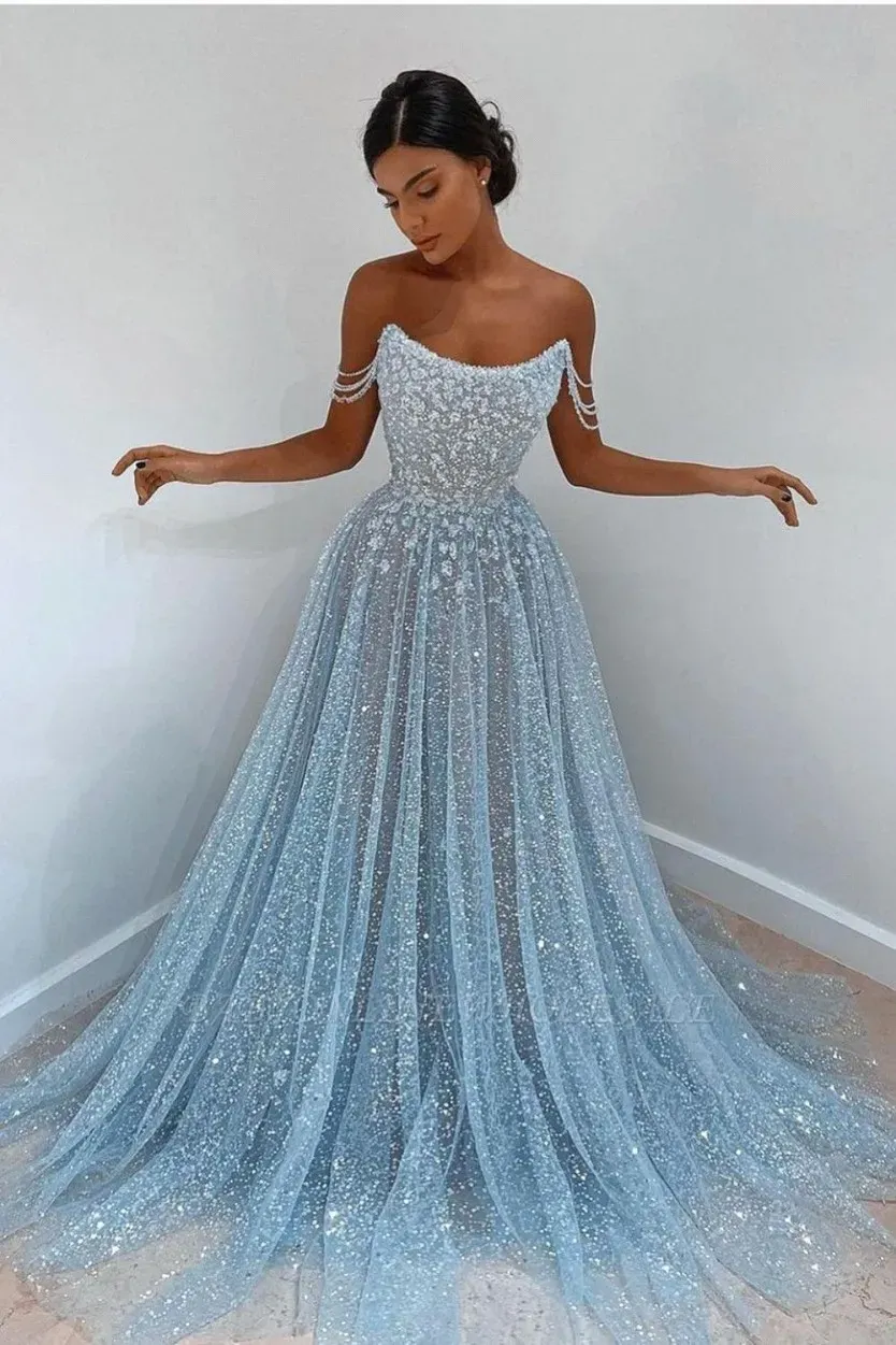 Superbe robes de soirée à paillettes bleu clair.