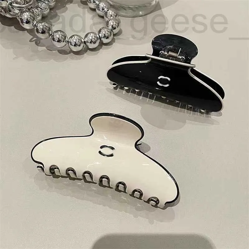 Designer Luxury Hair Clips Barrettes Luxury Jewelry Brand Letter Black White Elegant Temperament Shark Clip Hairpin VSHQ