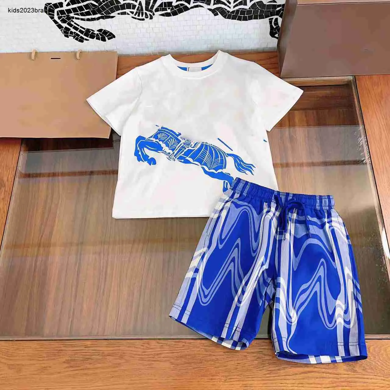 Nuevos chándales para bebés Ropa de diseño para niños con estampado de equitación azul Tamaño 100-160 CM Camiseta de manga corta y pantalones cortos para niños 24 de febrero de 2020