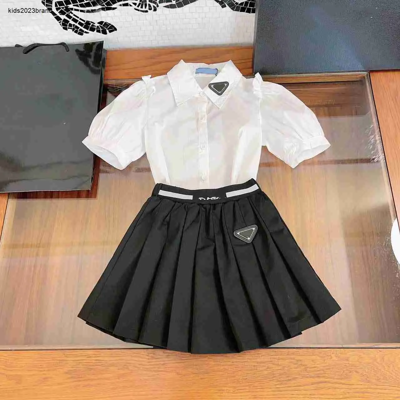 فستان الأطفال الجديد مجموعات مسارات الأطفال ملابس طفلة الحجم 110-160 قميص قصير الأكمام وتنورة مطوية 24FEB20