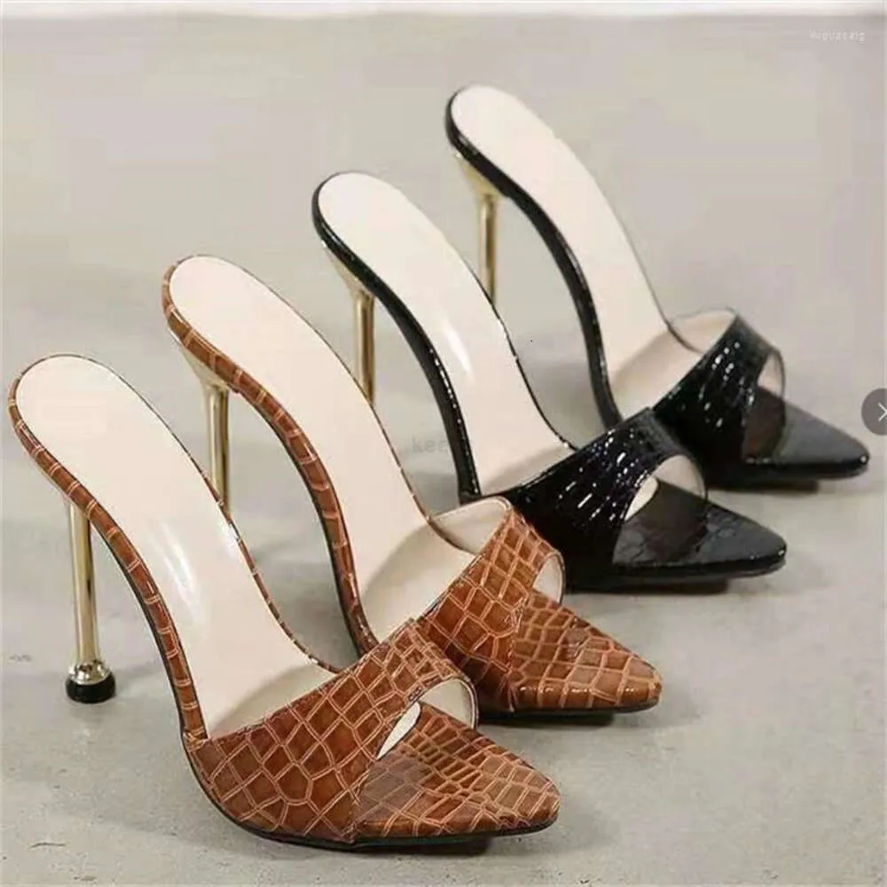 Pantofole Modello di pelle di coccodrillo estate esterna fuori punta di punta da donna scarpe sottili tacchi ad alto tempo libero