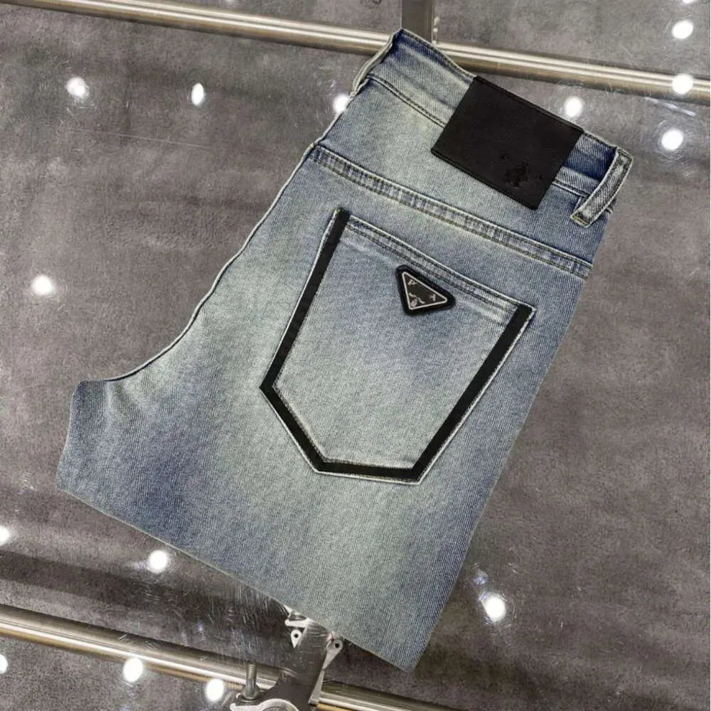 Högkvalitativa män jeans designer byxor 2024 män smal liten rak bomull casual denim byxor modea triangel logotyp brev grafiska denims byxor