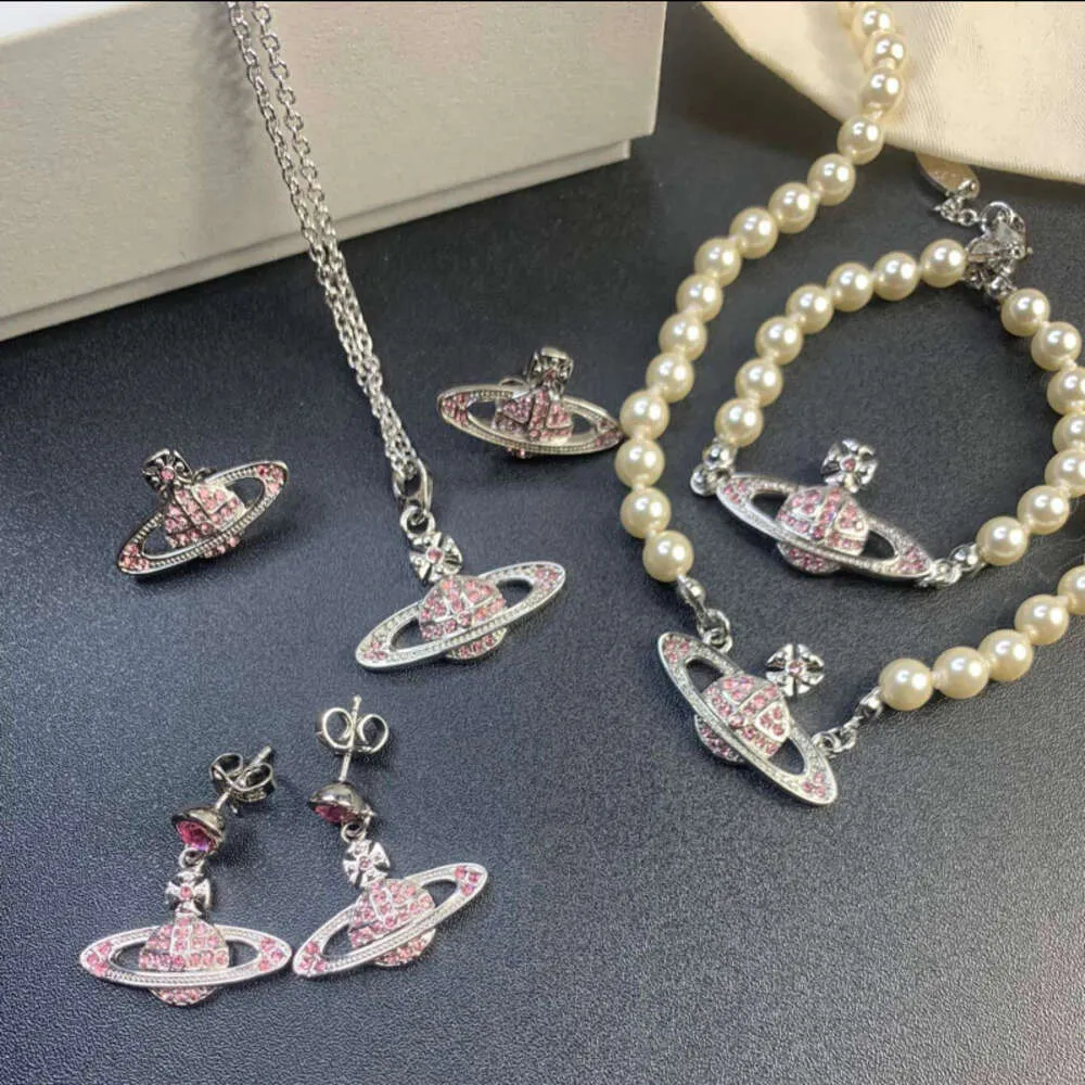 Designer-Halskette Viviennrs Westwoods Pink Diamond Saturn Pearl Necklace Womens Set Planet Style Pendant Fashion Vielseitig Internet Celebrity Live Sales