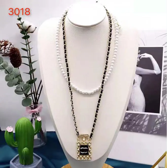 Designer di marca di lusso Pendenti placcati oro 18 carati Collane di perle di cristallo Acciaio al titanio Lettera Girocollo Collana con ciondolo Catena di maglione Accessori per gioielli 20 Stile