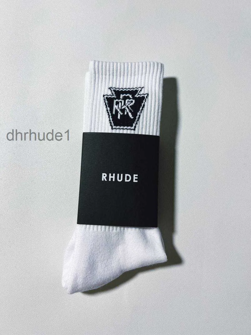 Rhude Men Choques femme Designer chaussettes de luxe Mode Antibactérien Déodorant Sports Socks Populaires Coton de haute qualité Lettre en tricot blanc noir noir So A22a