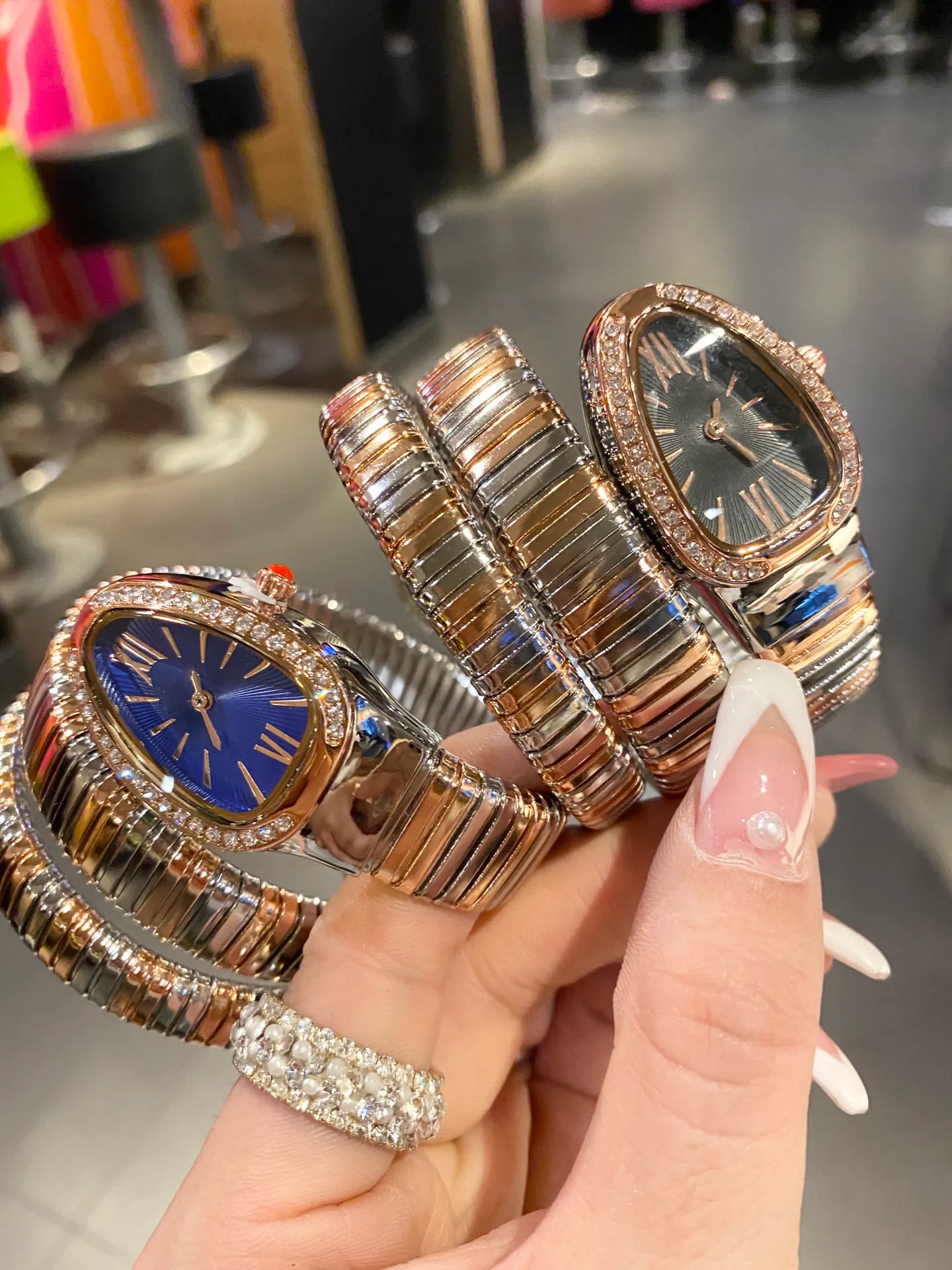 2024ファッション高品質の時計女性ステンレス鋼ケースセルペンティンケースクォーツムーブメント32mm Quartz Movement Luxury Women Watches BU-03