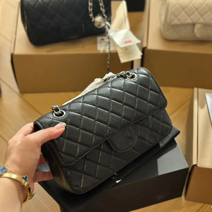 Borse da donna trapuntate classiche medie con doppia patta in pelle di caviale GHW/SHW a tracolla con tracolla multi pochette Borsa con design a reticolo di diamanti 23 cm Nero Bianco