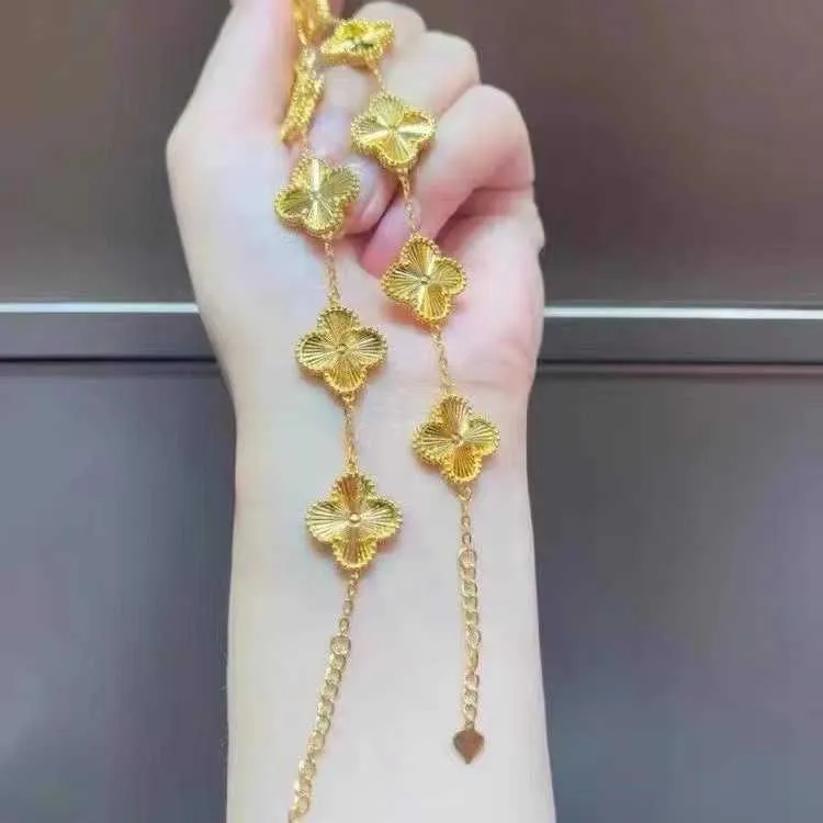 Designer Van cl-ap Un design di nicchia di un braccialetto scavato con erba fortunata a cinque fiori in lega di rame oro vietnamita per gioielli di fascia alta di lusso leggero da donna