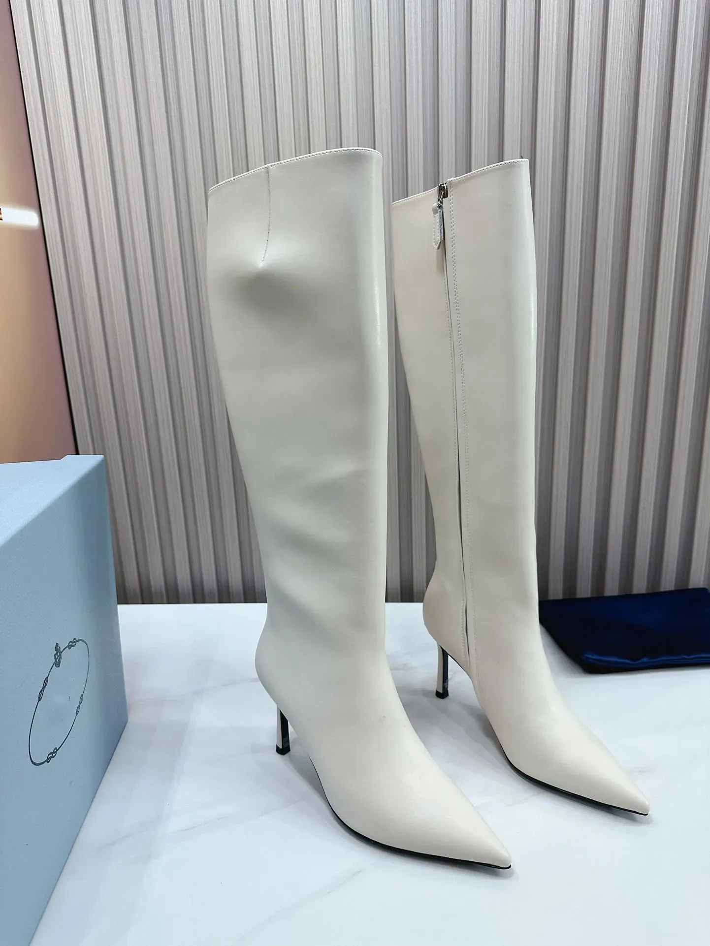 2024 nouvelles chaussures d'usine de créateurs bottes en cuir brillant entier automne et hiver triangle femme bottes de combat de style britannique bottes de moto en cuir.