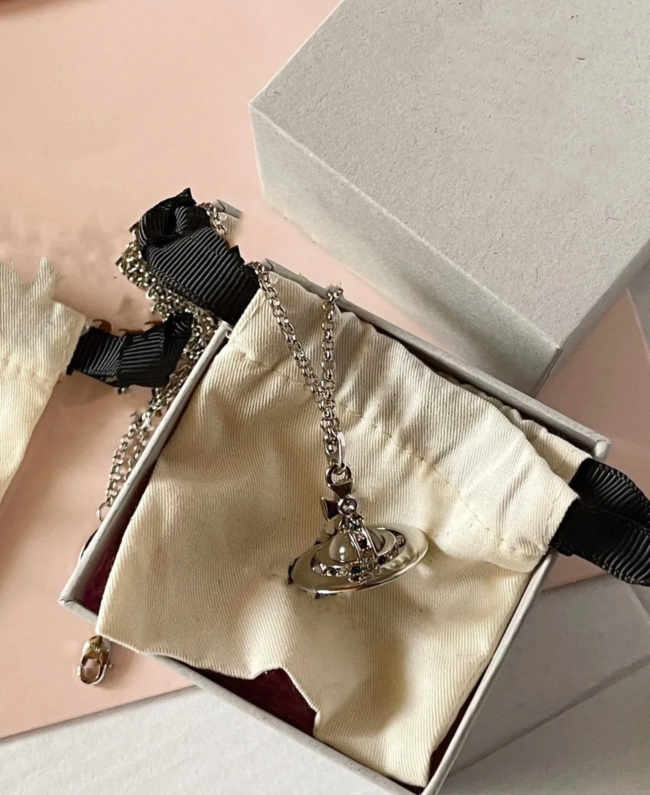 Collane con ciondolo firmate Lettera Viviane Girocolli Gioielli di moda per donna di lusso Collana di perle in metallo cjeweler Westwood 152