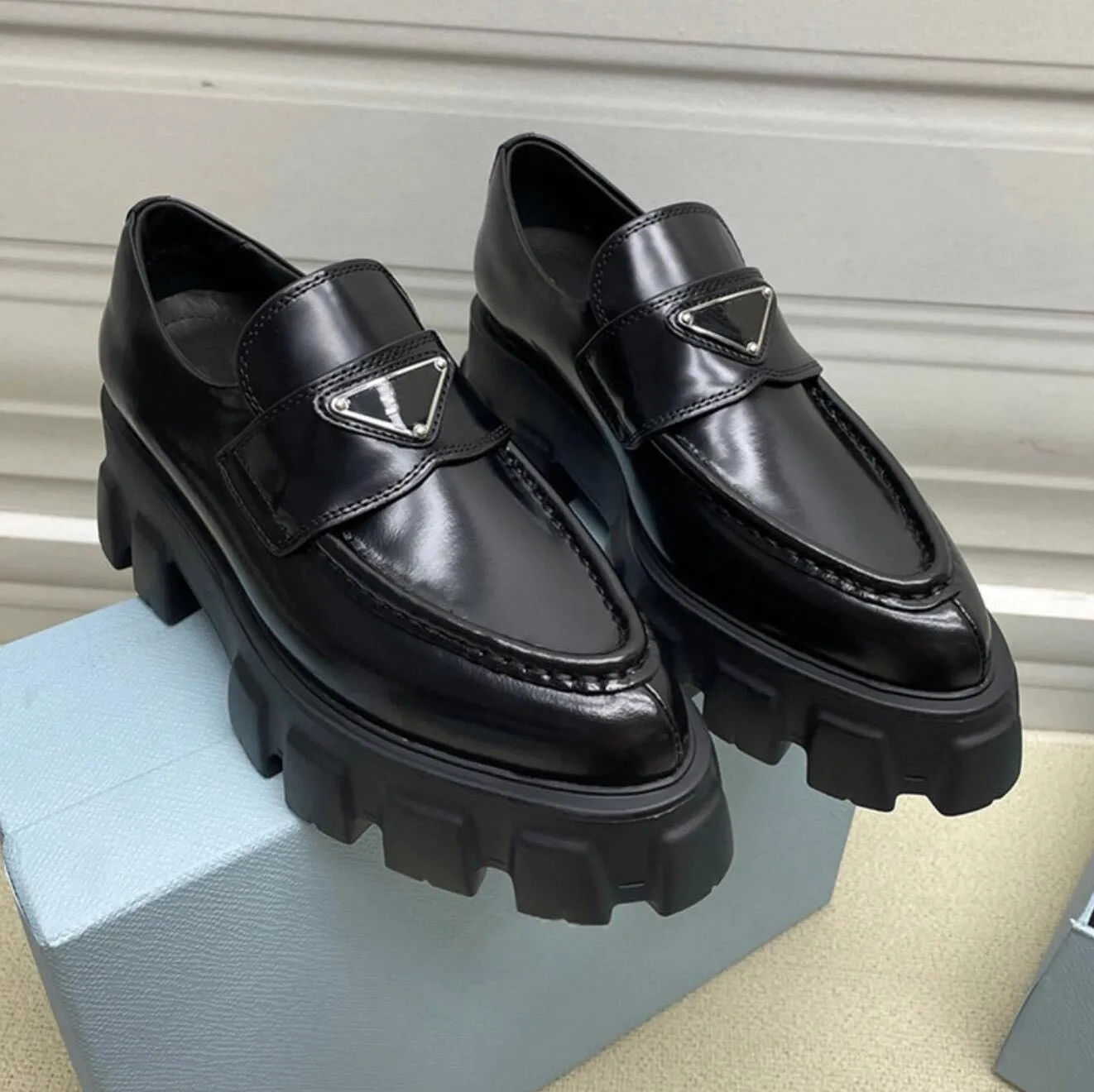 Scarpe da donna Mocassini firmati con plateau Scarpe casual a punta in vernice nera Marchio Triangle P Gear Mocassino con plateau per donna Taglia 35-41