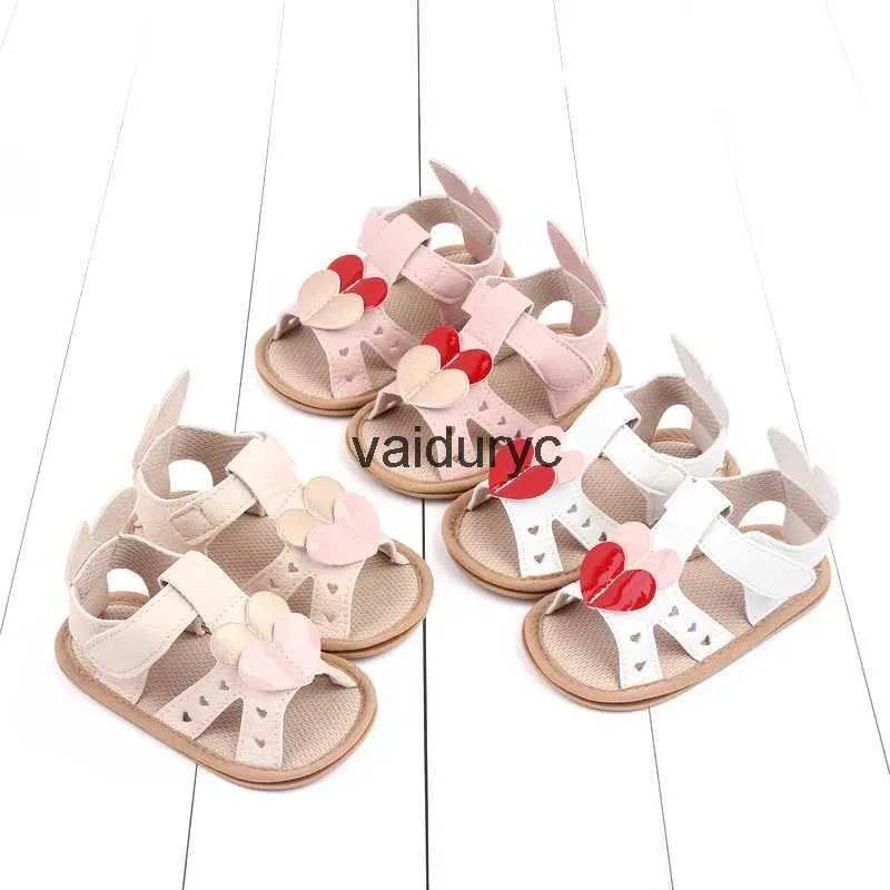 Första Walkers Baby Summer Sandal för småbarnsflickor 0-1 år Red Hearts Anti-Slip Soft Pu Casual Walikng Outdoor Shoe High QualityH24229