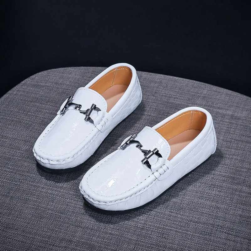 Mocassini per bambini primaverili e autunnali da uomo PU moda decorazione in metallo fondo piatto antiscivolo comode scarpe casual traspiranti per ragazzi