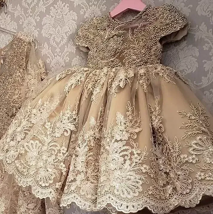 Nya guld Champagne Princess Girls Pageant Dresses Juvelhals ärmar Lace Applicques Pearls Flower Girl Dress Party First Communion Gowns Back With Bow BC16919