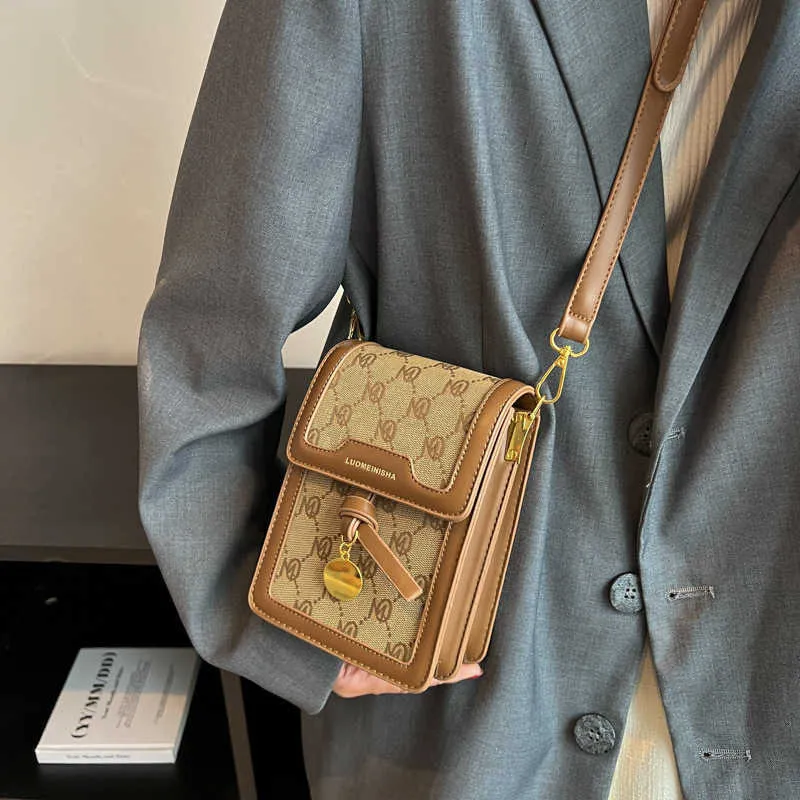 DHgate.com:Minimalist Chic: Compact Crossbody Bag with