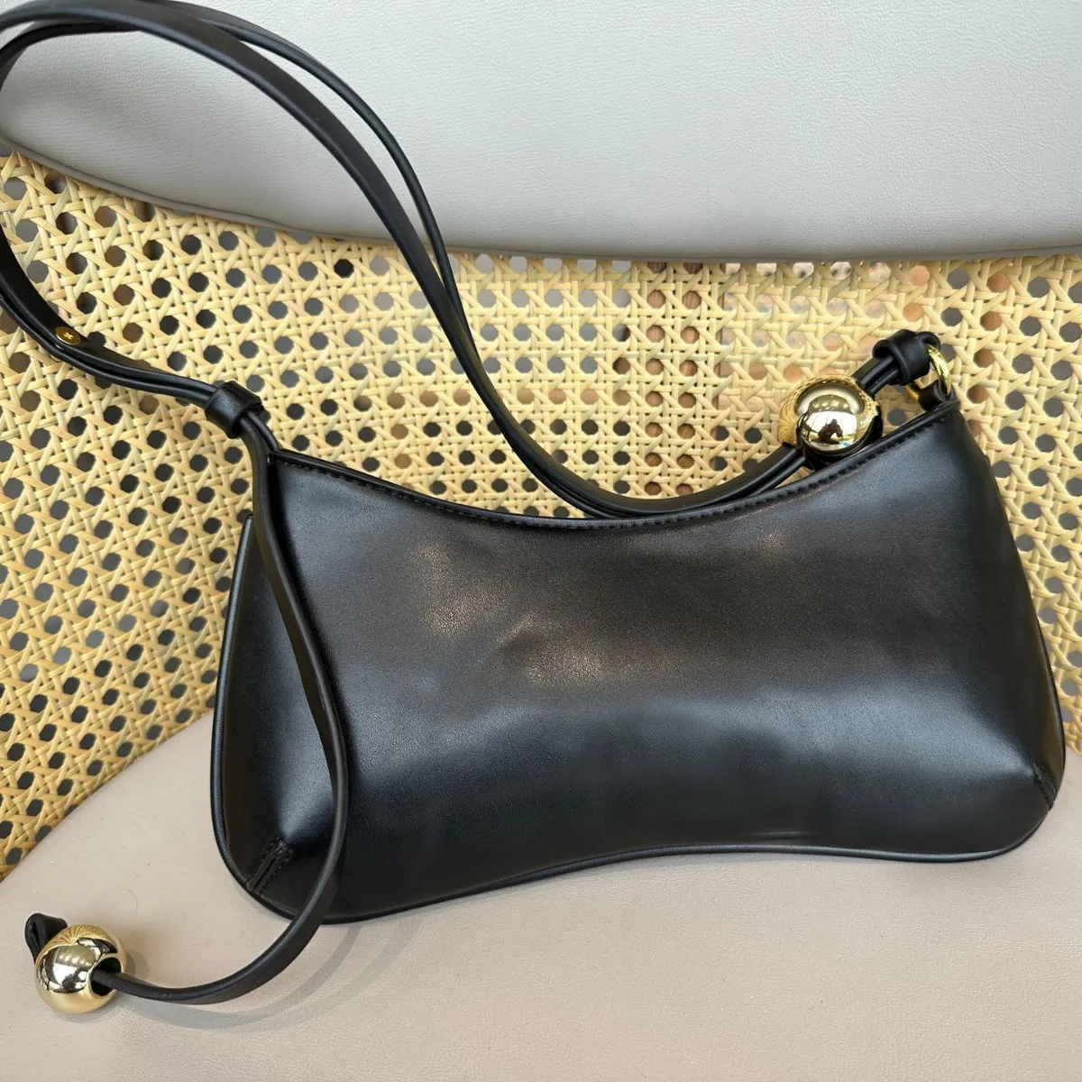DHgate.com:Vintage Leather Shoulder Bag with Pearl Detail DHgate.com:Vintage Leather Shoulder Bag with Pearl Detail
