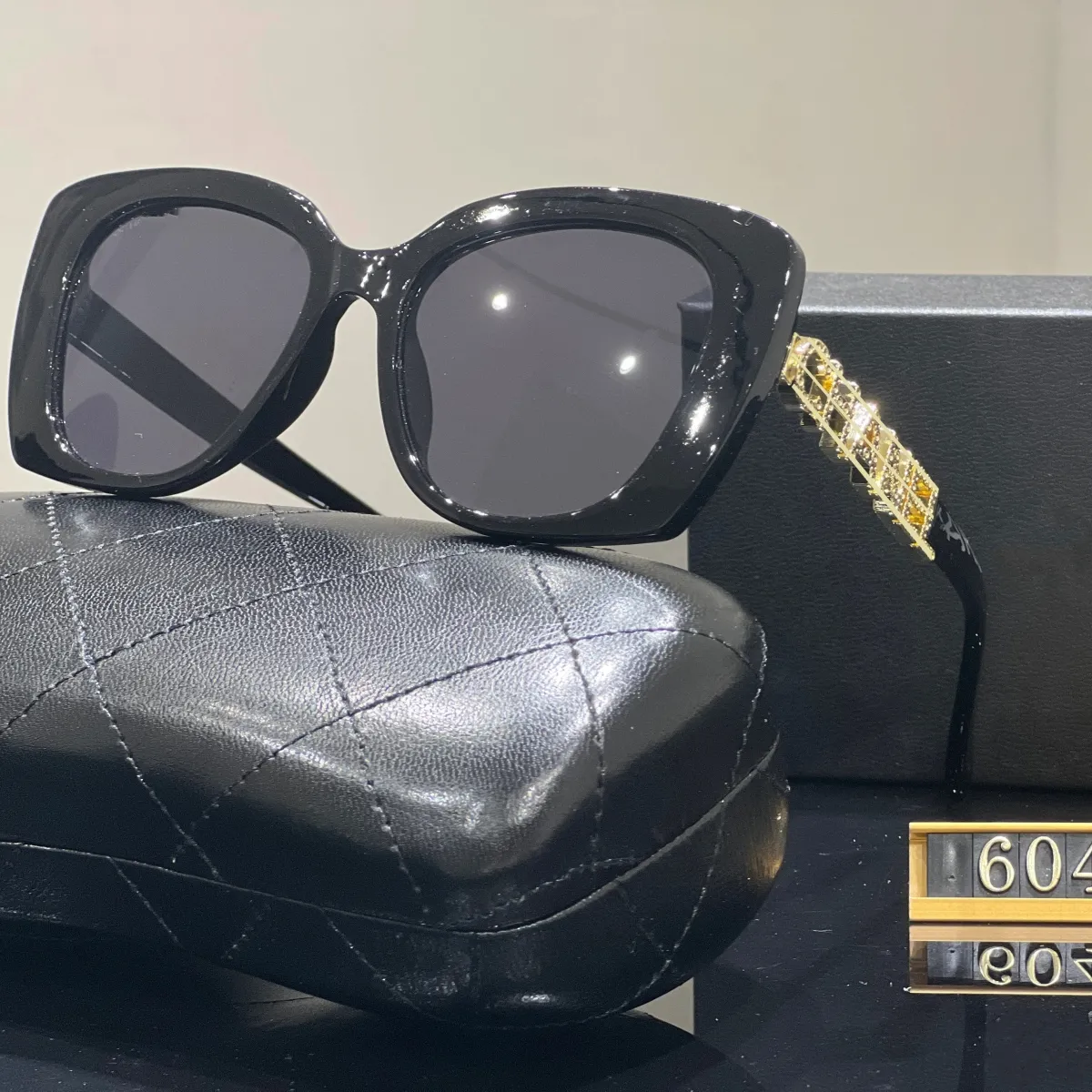 Classic Retro Square Polarized Sunglasses UV400 Large Frame Vintage Sun Shades YVNAURA Vintage Oversized Square Polarized Sunglasses for  main image 3
