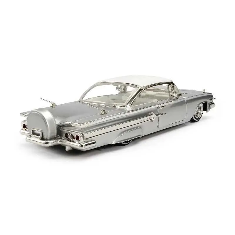 Diecast Model Car 1:24 Scale Metal 1960 Chevrolet Impala Classic