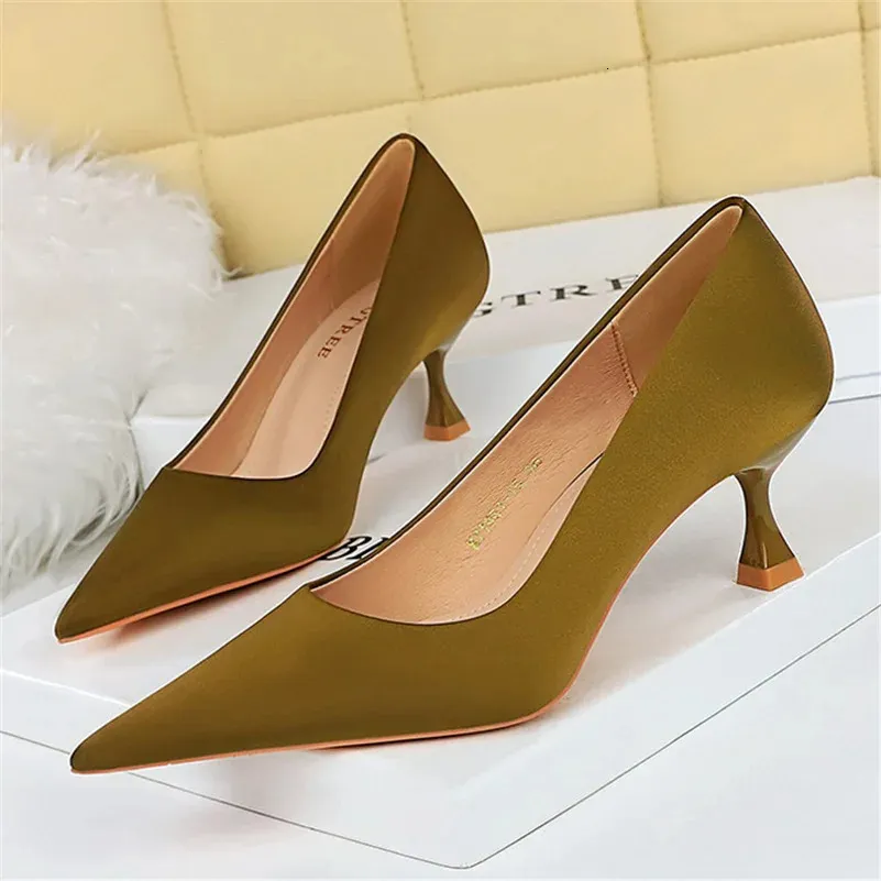 Plus taille 34 43 Fashion Femmes 5 5 cm High Heels Quality Pumps Lady Silk Medium Low Talons Fetish Nightclub Mom Office Prom Chaussures 240607