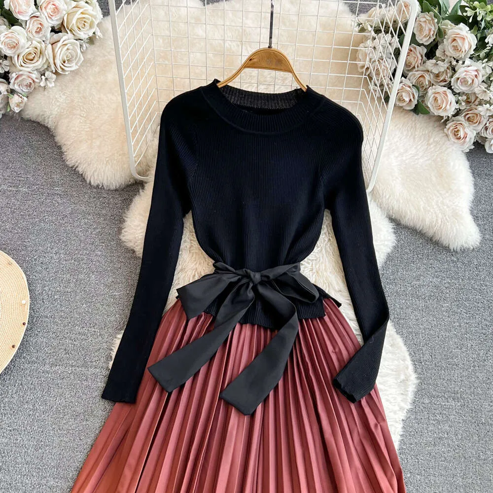 A-Line Mini Dress with Round Neck and Lantern Sleeves, Lace Material,  Empire Waist, Medium-Length Pleated Skirt for Winter
