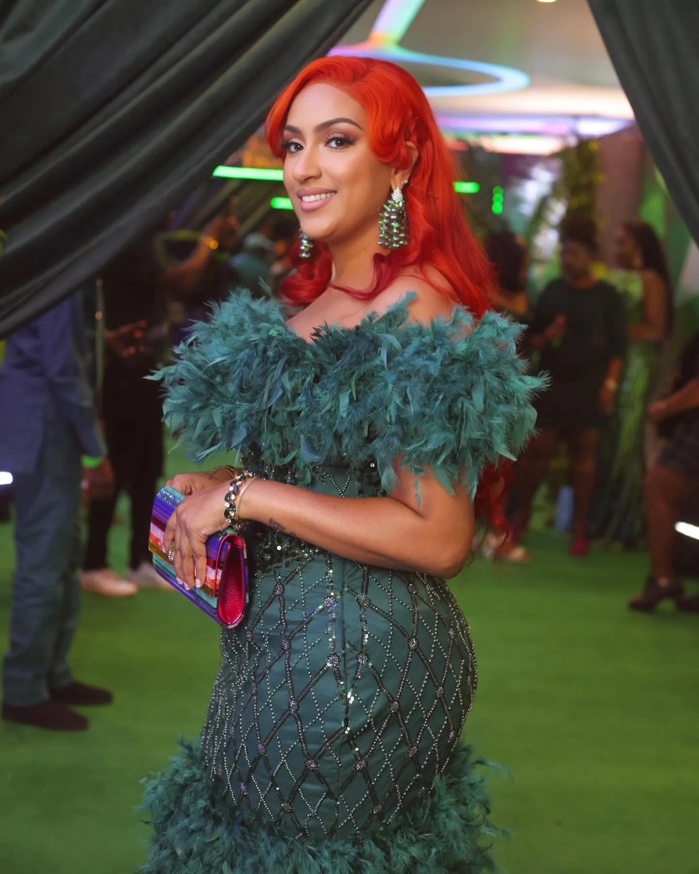Hunter Green Cocktail Dress Off Shoulder Feather Sequined Sheath Party Gown from Dhgate Cocktail Dresses - price 224.13 Hunter Green Cocktail Dress Off Shoulder Feather Sequined Sheath Party Gown from Dhgate Cocktail Dresses - price 224.13