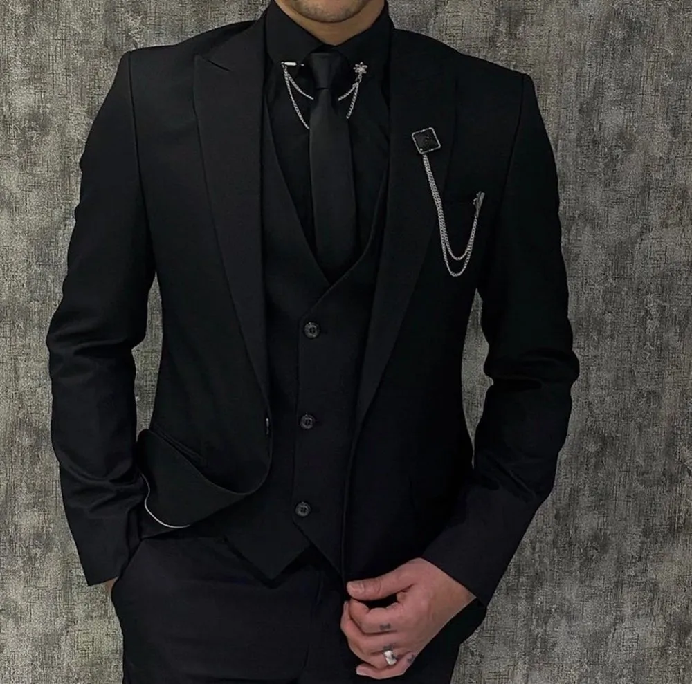 Outfit Terno Negro Camisa Negra Corbata Roja Traje Negro Outfit