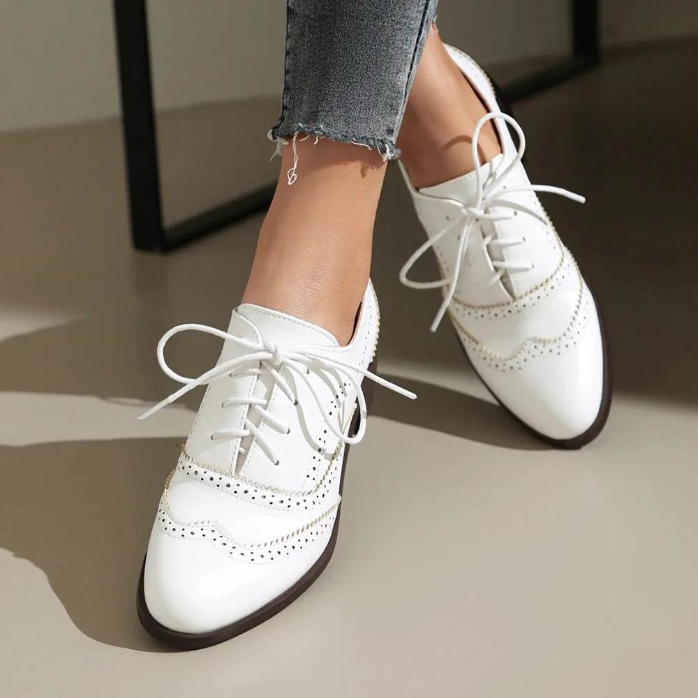 Vintage Style Casual Lace Up Shoes For Women Oxfords Flats  display picture 1